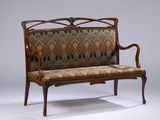 un banc en bois avec une assise rembourrée aux couleurs vives