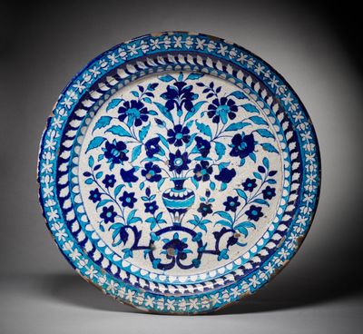 une assiette bleue et blanche ornée de motifs floraux