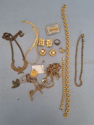 plusieurs types différents de bijoux en or sur un fond bleu
