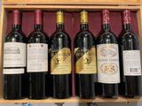 six bouteilles de vin rouge dans un coffret en bois