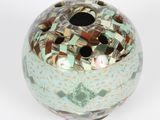 un vase orné d'un motif en mosaïque sur un fond blanc