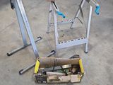 une boîte à outils posée par terre à côté d'un établi