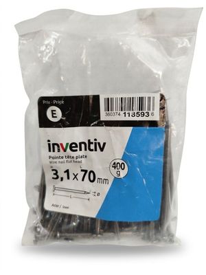 un gros plan d'un sachet de vis sur fond blanc