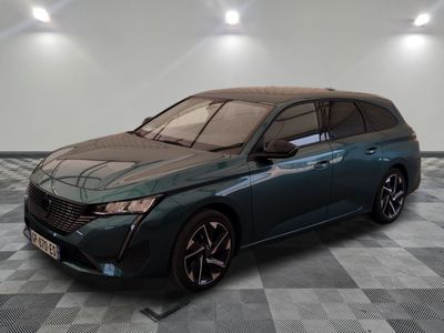 La nouvelle Peugeot est exposée dans un showroom dont le sol est recouvert d'un motif à damier.