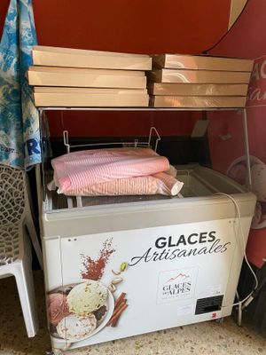une petite machine à glaces posée par terre