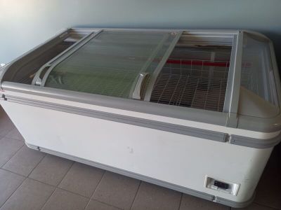 Réfrigérateur AHT modèle PARIS 185 L. L : 190 cm P : 85 cm.