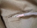 une petite dent qui dépasse de la poche d'une veste