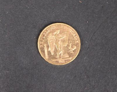 l'image d'une pièce d'or sur une surface noire