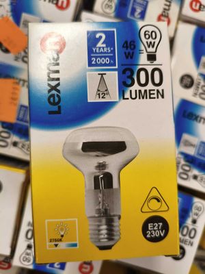 une boîte d'ampoules posée au sommet d'une pile d'autres boîtes