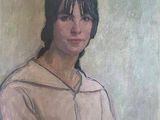 tableau représentant une femme vêtue d'une chemise blanche et d'un sweat à capuche marron