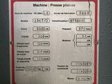 un gros plan d'un panneau apposé sur une machine