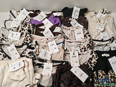 de nombreux vêtements pour femmes exposés dans une boîte