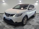 La Nissan QX-V blanche est garée dans le garage.