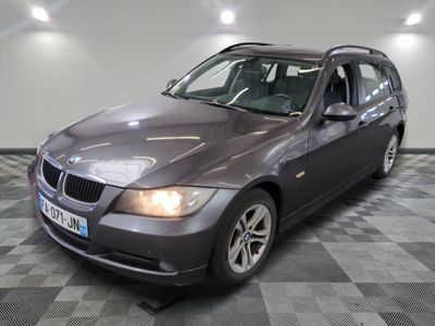 la photo d'une voiture garée dans un garage