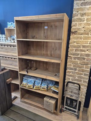 une étagère en bois sur laquelle sont posés de nombreux objets