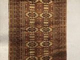 un tapis accroché au mur d'une pièce
