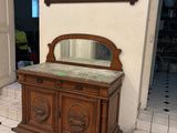 une armoire en bois surmontée d'un miroir, dans une pièce