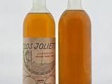 deux bouteilles de vin posées l'une à côté de l'autre sur une table