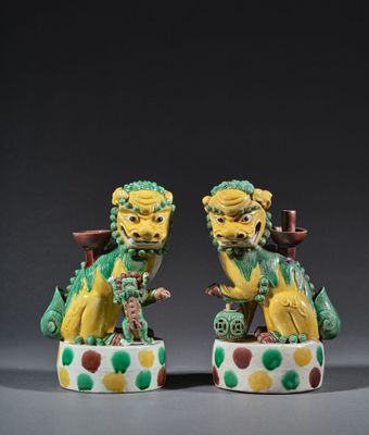 deux figurines vertes et jaunes représentant un dragon et un lion