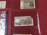 de nombreux billets de banque de différents types posés sur une table rouge