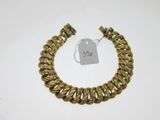 un bracelet en chaîne en or avec une étiquette