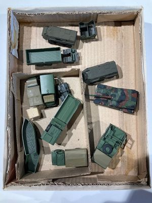 une boîte contenant tout un tas de véhicules militaires miniatures