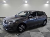 Une Nissan Senta 2018 dans un showroom au sol à damier