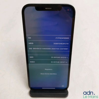 l'arrière d'un téléphone noir dont l'écran affiche les paramètres de l'appareil