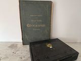 un vieux livre posé sur une table à côté d'un livre