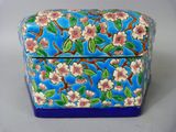 une image représentant une boîte bleue ornée de fleurs