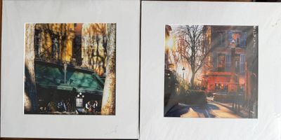 deux photos d'une voiture et d'un bâtiment accrochées au mur