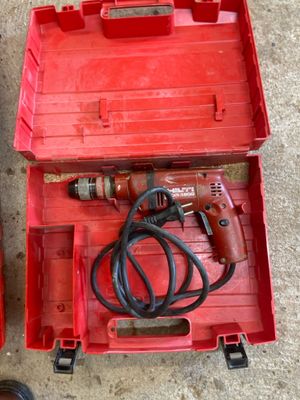 deux outils rouges dans un coffret rouge posé par terre