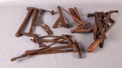 tout un tas de vieux outils qui traînent sur une table