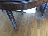 une petite table sur laquelle sont posés de nombreux objets
