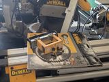 une machine posée sur une table