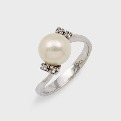 bague en perles blanches et diamants sur fond blanc