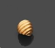 une petite boule en bois posée sur une surface noire