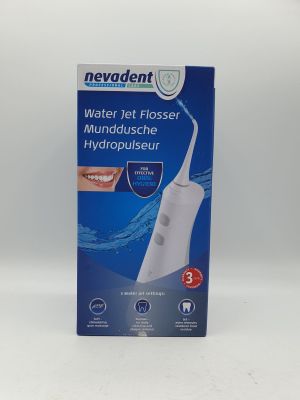 la boîte de la brosse à dents est ouverte sur une surface blanche