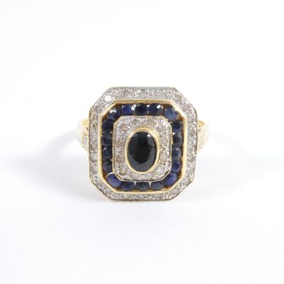 une image d'une bague en diamant et saphir sur fond blanc