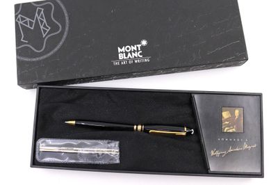 stylo plume Mont Blanc présenté dans un coffret noir orné de finitions dorées