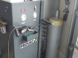une photo d'un chauffe-eau dans un garage
