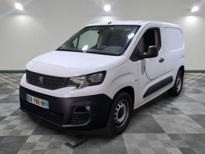 la camionnette blanche est garée sur le sol en damier d'une pièce