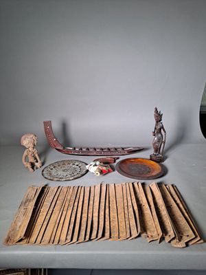 plusieurs morceaux de bois sont posés sur une table, à côté d'un verre de vin