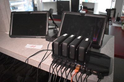 un ordinateur portable posé sur un bureau, à côté d'un autre ordinateur portable