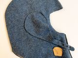 un casque bleu orné d'un patch en cuir