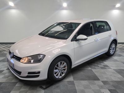 la volkswagen golf blanche est garée sur un carrelage à carreaux