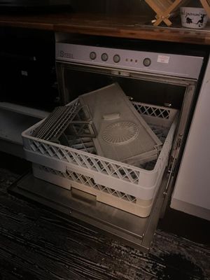 un lave-vaisselle dans lequel se trouvent plein de plats sales
