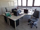un bureau avec deux ordinateurs et une chaise devant