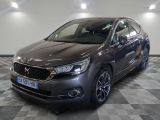 la voiture grise est garée sur un sol en damier dans le garage