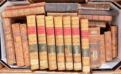 une boîte remplie de vieux livres posée sur une table